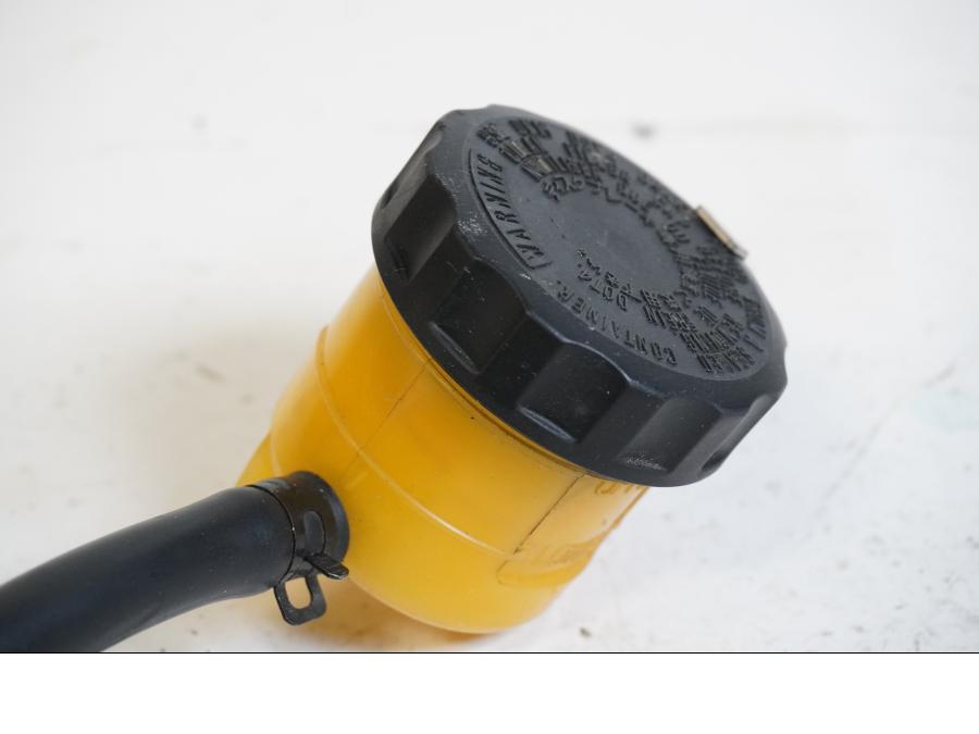 Baksidan på Bromshuvudcylinder från en Kawasaki ZX-9R -2001 motorcykel.