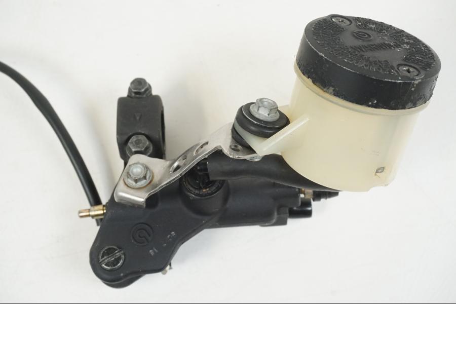 Höger sida på Bromshuvudcylinder från en Aprilia RS 250 -1998 motorcykel.