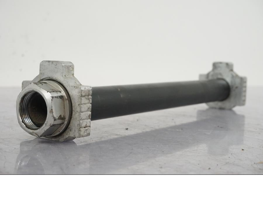 Baksidan på Axel från en KTM 1290 Super Adventure R -2018 motorcykel.