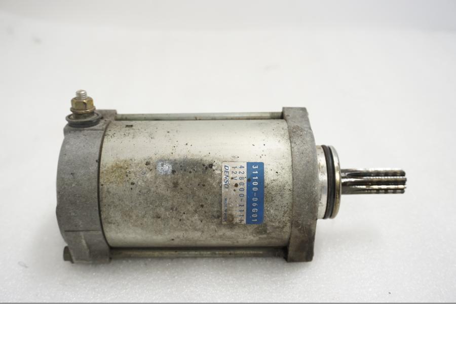 Framsidan på Startmotor från en Suzuki SV 1000 -2007 motorcykel.