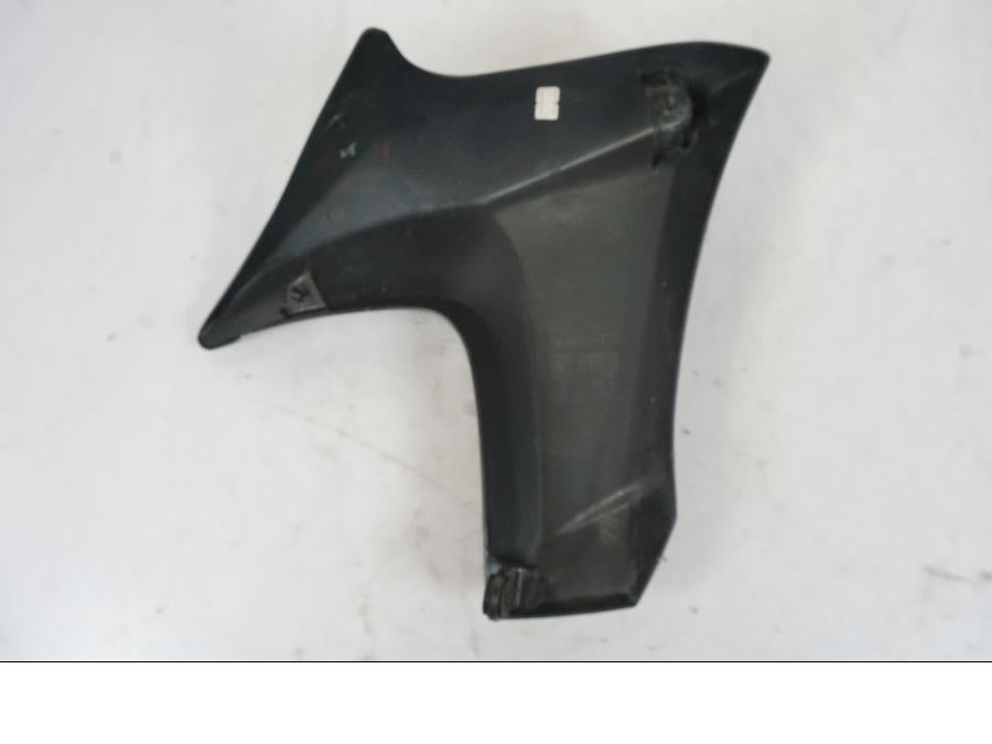 Snett nerifrån på Kylarvinge från en Kawasaki ER-6N -2012 motorcykel.