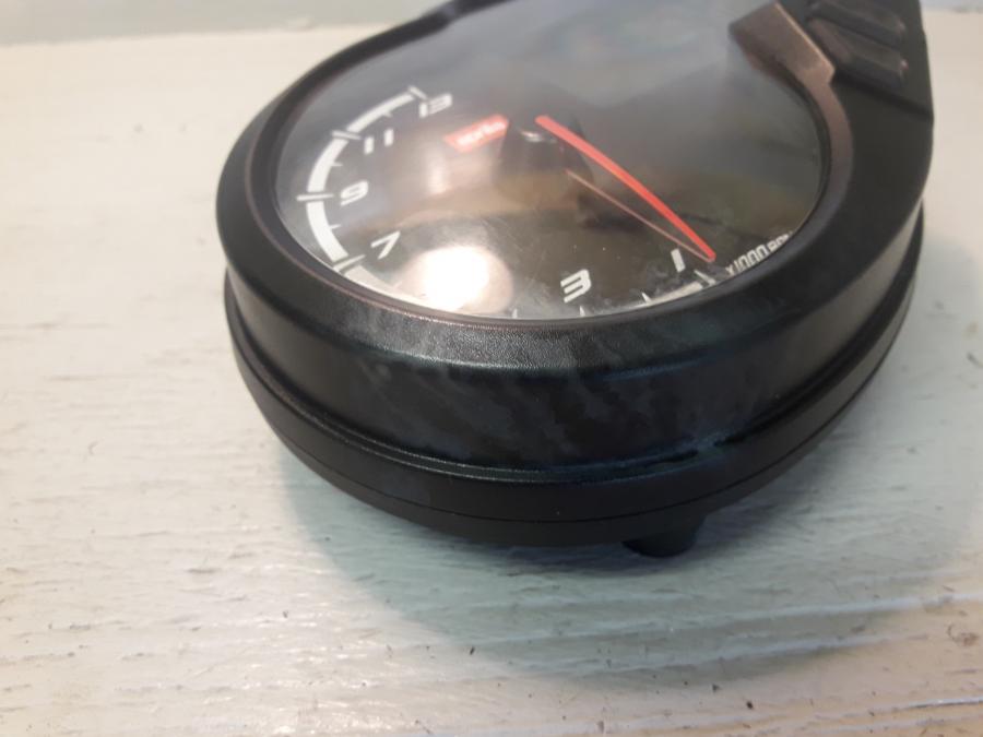 Höger sida på Instrumentpanel från en Aprilia RS 125 -2017 motorcykel.