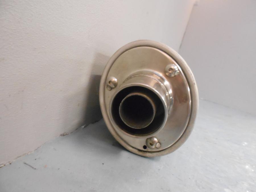 Baksidan på Ljuddämpare från en Suzuki SV 1000 -2006 motorcykel.