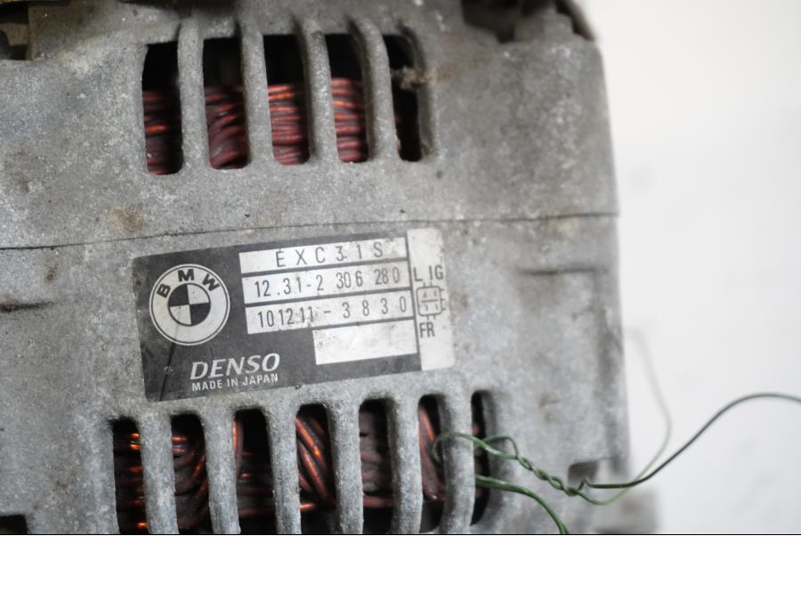 Höger sida på <p>Generator från BMW R 1200 GS 2004.</p>

<p>Denso.</p> motorcykel.