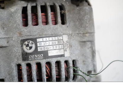 Höger sida på <p>Generator från BMW R 1200 GS 2004.</p>

<p>Denso.</p> motorcykel.