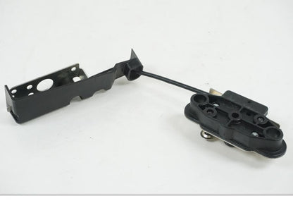 Höger sida på Sadellåsmekanism från en Kawasaki ZX-10R -2008 motorcykel.