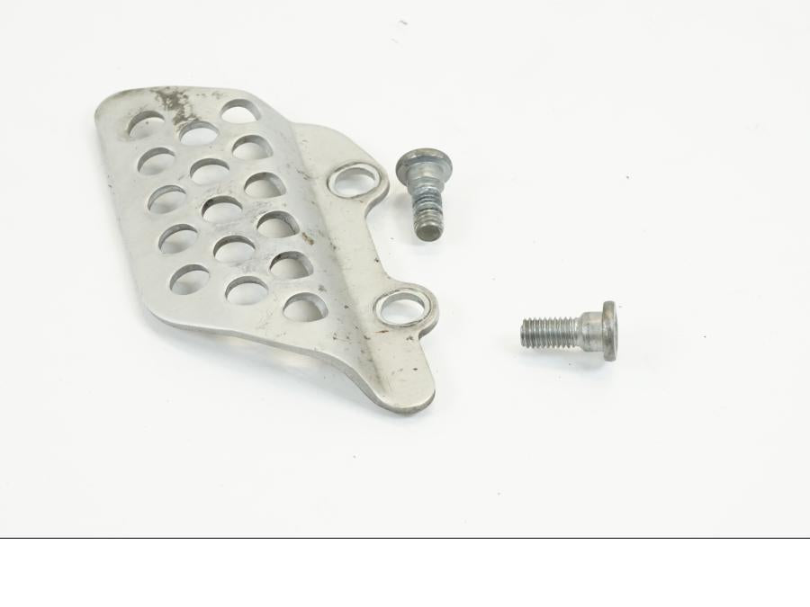 Framsidan på Fotpinnehälskydd från en Kawasaki ZX-12R -2000 motorcykel.