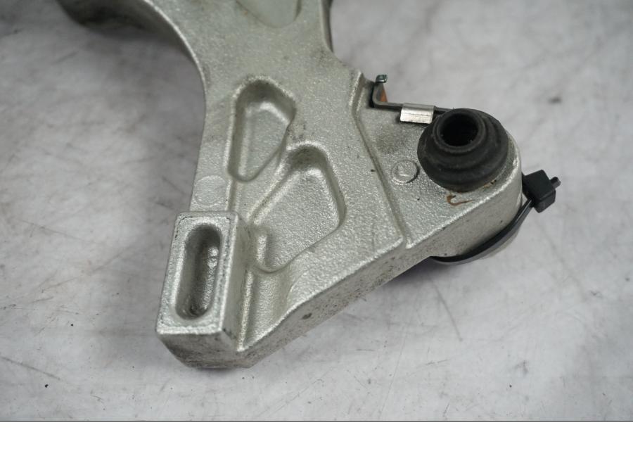 Snett nerifrån på Bromsoksfäste från en Honda CBR 1000 RR -2005 motorcykel.