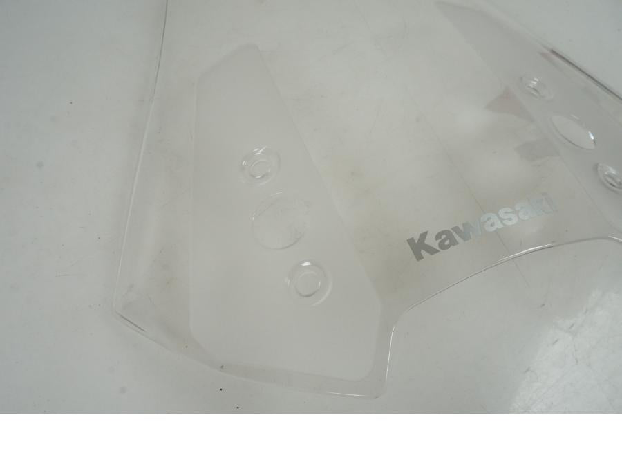 Höger sida på Vindruta från en Kawasaki Versys 1000 -2022 motorcykel.