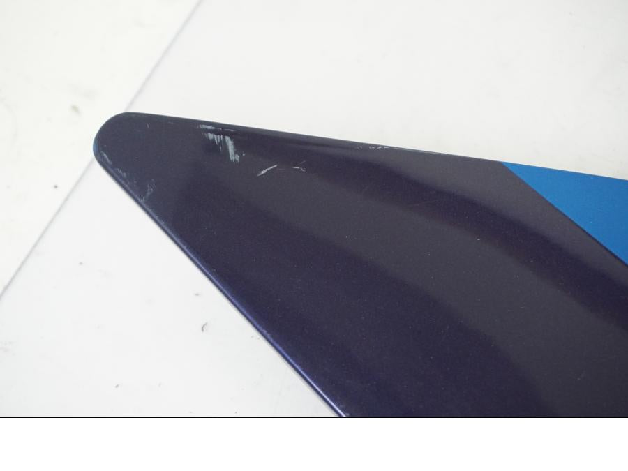 Baksidan på <p>Bakvinge vänster från Kawasaki ZZR 1100 1991.</p>

<p>Omlackad i original kulör.</p>

<p>Lagning, sprickor, ytliga repor och märken finns se bilder.</p> motorcykel.