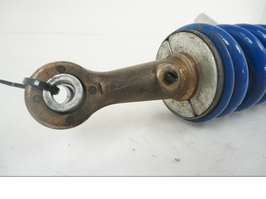 Snett nerifrån på Stötdämpare från en Triumph Speed Triple -2009 motorcykel.