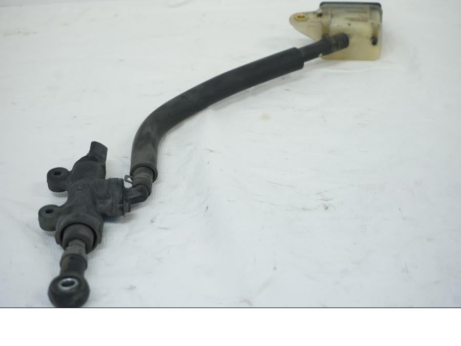 Baksidan på Bromshuvudcylinder från en Honda CBR 1000 RR -2005 motorcykel.