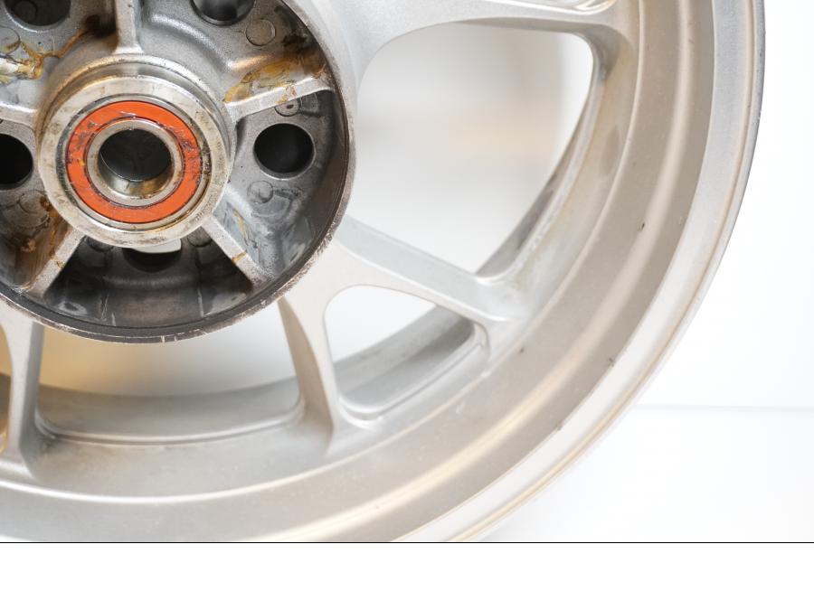 Höger sida på Fälg från en Kawasaki ZZ-R 1400 -2010 motorcykel.