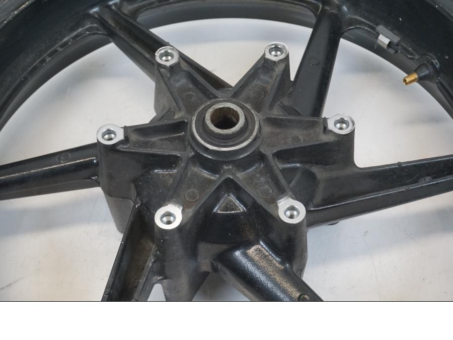 Höger sida på Fälg från en Honda CB 750 -2002 motorcykel.