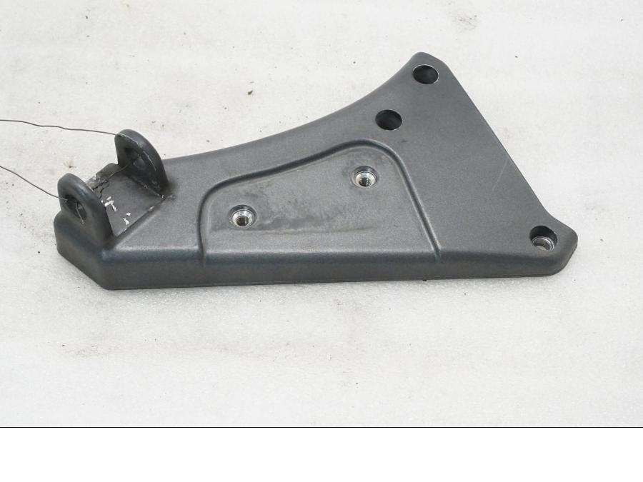 Framsidan på Fotpinnefäste från en Buell XB 12 -2006 motorcykel.