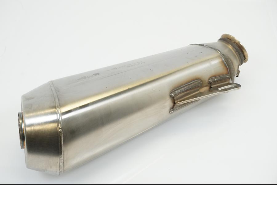 Snett nerifrån på Ljuddämpare från en KTM 1290 Super Duke -2020 motorcykel.