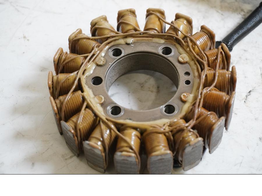 Baksidan på Generator från en Honda CB 600 Hornet -2002 motorcykel.