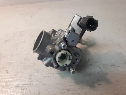 Baksidan på Spjällhus från en Yamaha MT 125 -2017 motorcykel.