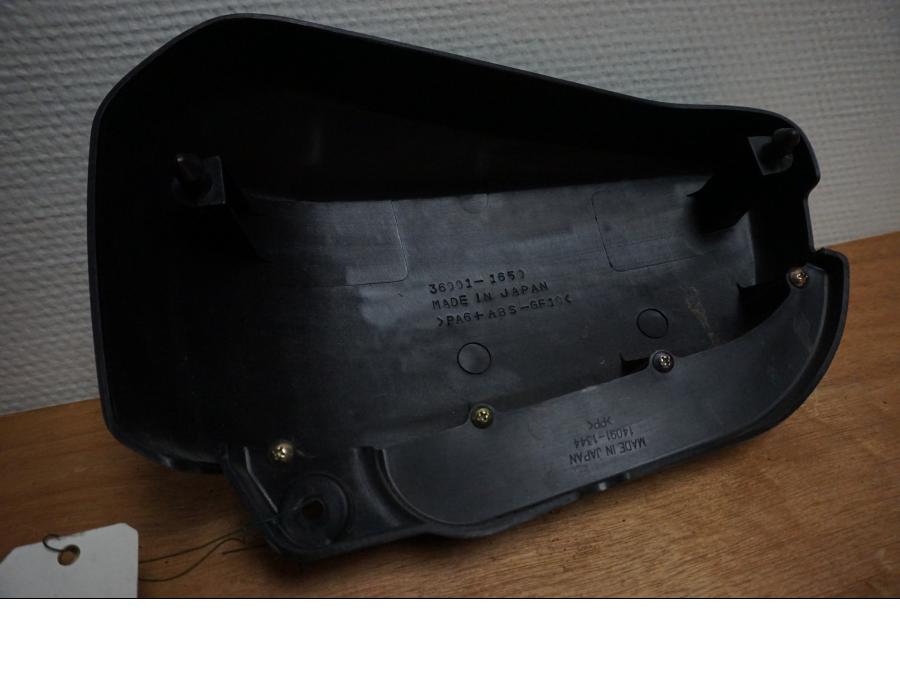 Framsidan på Sidopanel från en Suzuki VZ 1600 -2005 motorcykel.