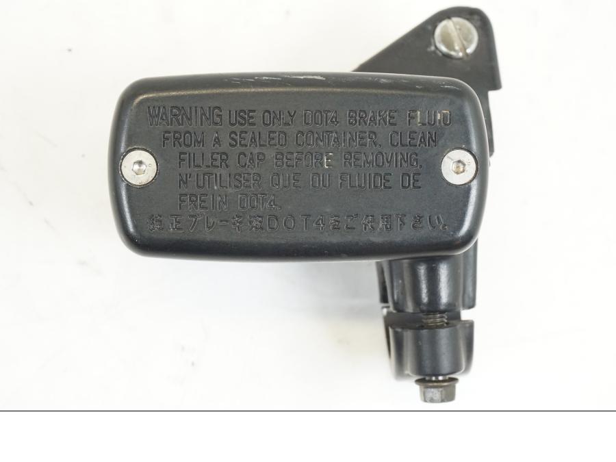 Baksidan på Bromshuvudcylinder från en Honda VFR 800 -2003 motorcykel.