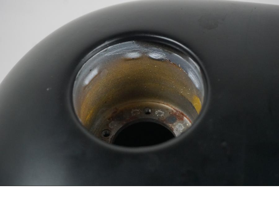 Extrabild2 på Bensintank från en H-D Softail Standard FXST -2001 motorcykel.