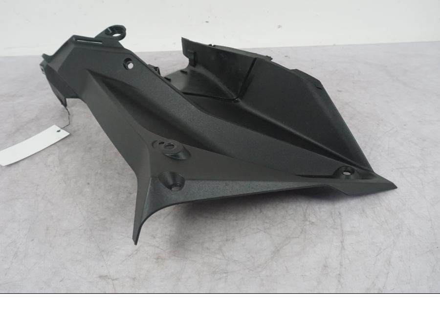 Baksidan på Toppkåpa från en KTM 1290 Super Adventure S -2022 motorcykel.