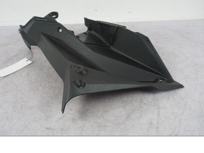 Baksidan på Toppkåpa från en KTM 1290 Super Adventure S -2022 motorcykel.