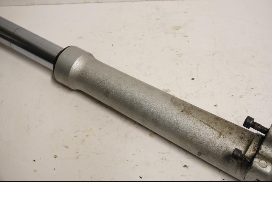 Vänster sida på Gaffelben från en BMW R 850 R -2004 motorcykel.