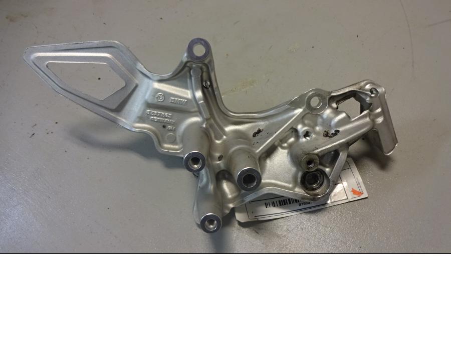 Baksidan på Fotpinnefäste från en BMW F 800 GT -2015 motorcykel.