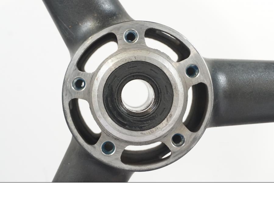 Baksidan på Fälg från en Suzuki GSX 1300 RX -1999 motorcykel.