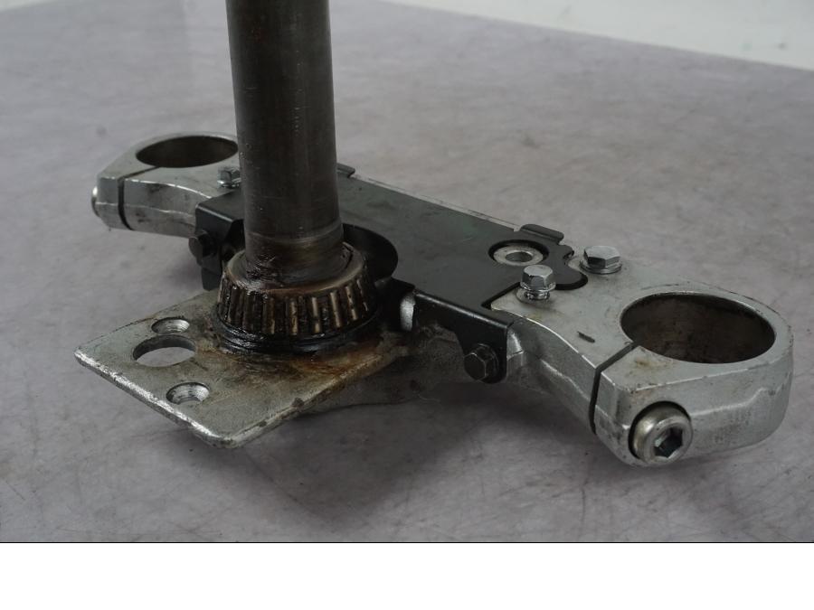 Snett uppifrån på Gaffelkrona från en Honda VT 750 C4 Shadow -2004 motorcykel.