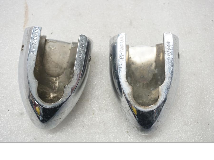 Vänster sida på Gaffelbendekor från en Suzuki VL 800 -2004 motorcykel.