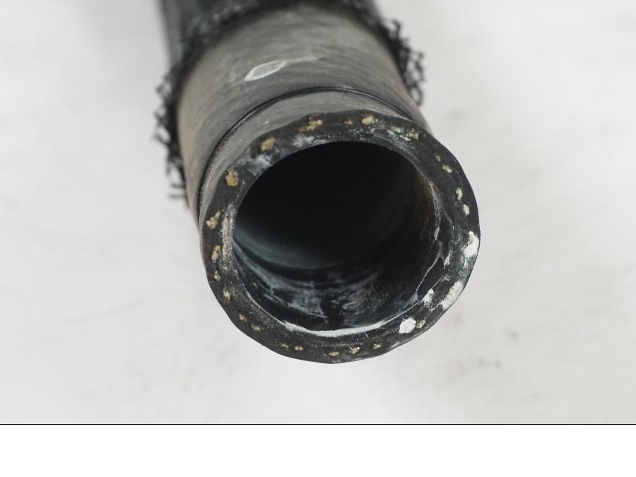 Snett nerifrån på Vattenkyl Slang Set från en Suzuki VZR 1800 -2009 motorcykel.