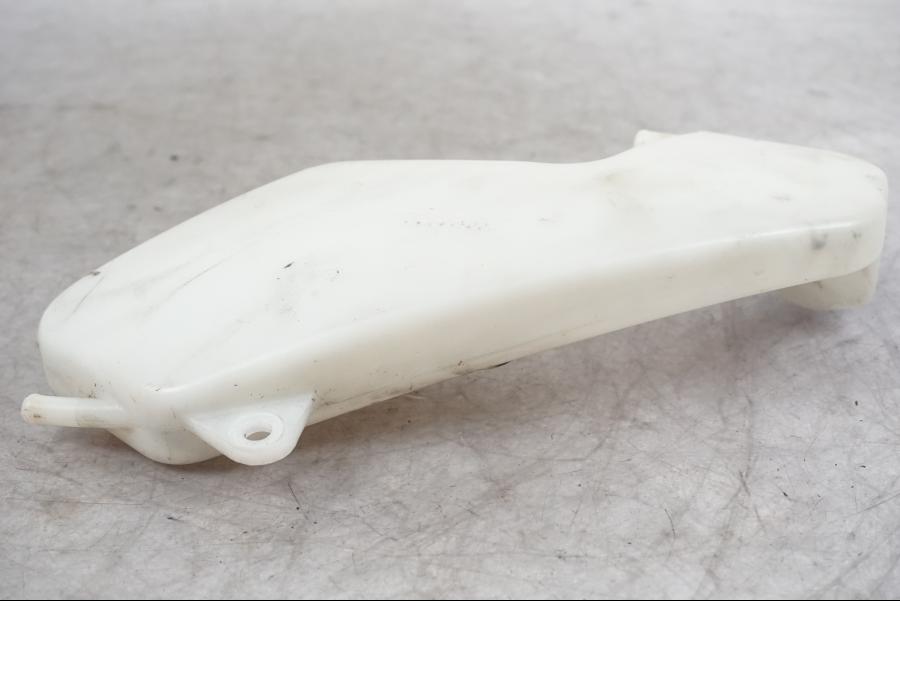 Baksidan på Vattenexpansionskärl från en Buell 1125 R -2008 motorcykel.