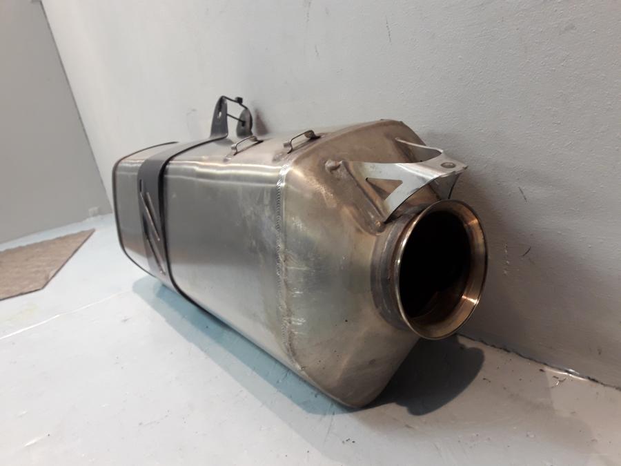 Snett uppifrån på Ljuddämpare från en KTM 1190 Adventure -2014 motorcykel.