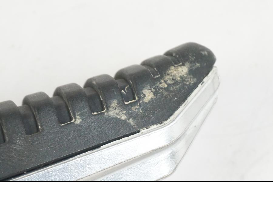 Höger sida på Fotpinne från en Suzuki VZR 1800 -2009 motorcykel.