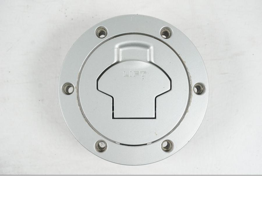 Höger sida på <p>Låssats från BMW R 1100 RS 1997.</p>

<p>2st nycklar, tändningslås, sadellås, tanklock.</p>

<p>Mindre lackskada på tanklocket se bild.</p> motorcykel.