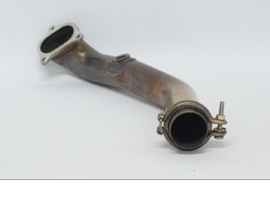 Höger sida på Grenrör från en Ducati Desert X -2022 motorcykel.