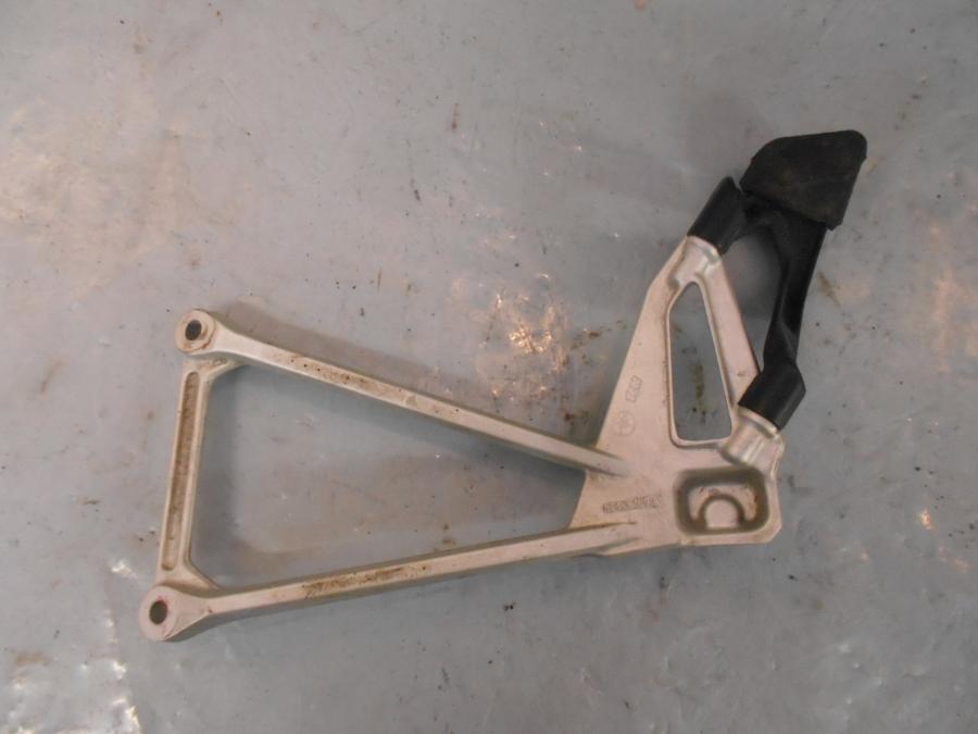 Baksidan på Fotpinnefäste från en Ducati Multistrada 1200 -2012 motorcykel.