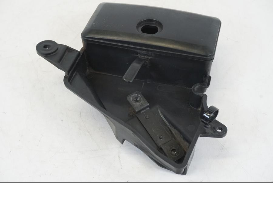 Framsidan på Verktygslåda från en Kawasaki VN 800 -2000 motorcykel.