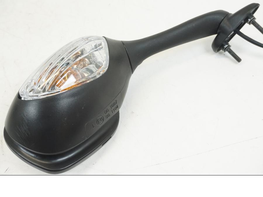 Snett nerifrån på Backspegel från en Suzuki GSX-R 1000 -2005 motorcykel.