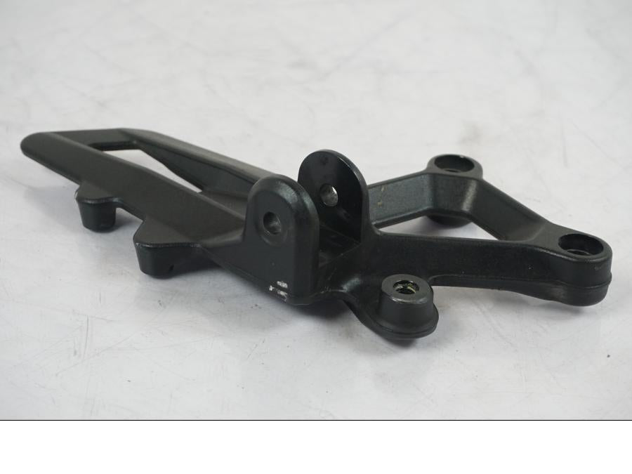 Baksidan på Fotpinnefäste från en KTM 1290 Super Duke R -2018 motorcykel.