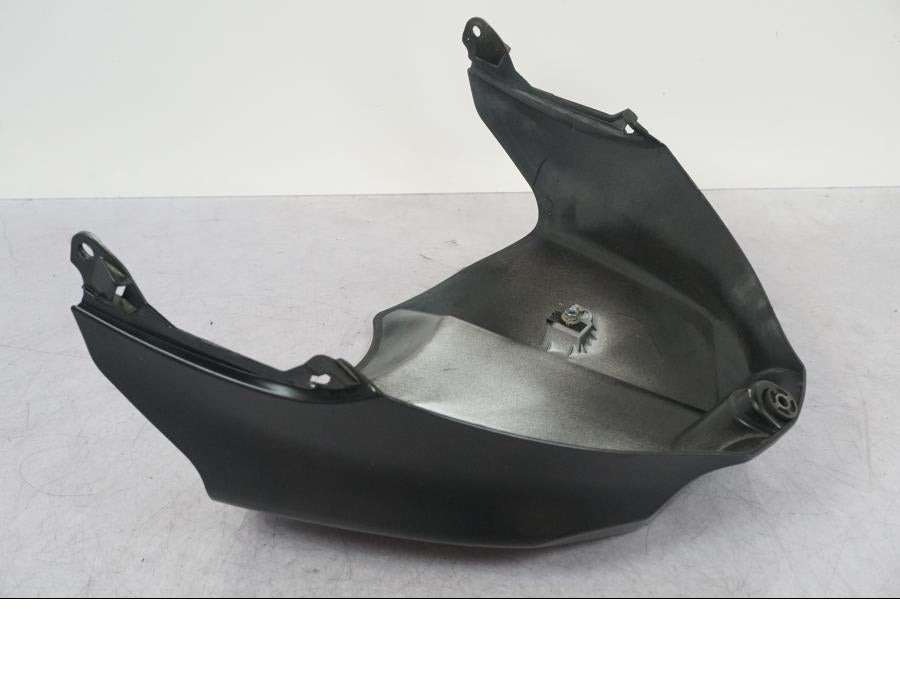 Snett nerifrån på Bensintankskåpa från en Yamaha YZF 1000 R1 -2010 motorcykel.