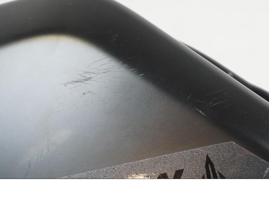 Snett uppifrån på Bensintankskåpa från en Yamaha MT-07 -2019 motorcykel.