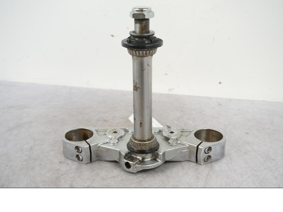 Framsidan på Gaffelkrona från en Kawasaki VN 1500 Mean Streak -2002 motorcykel.