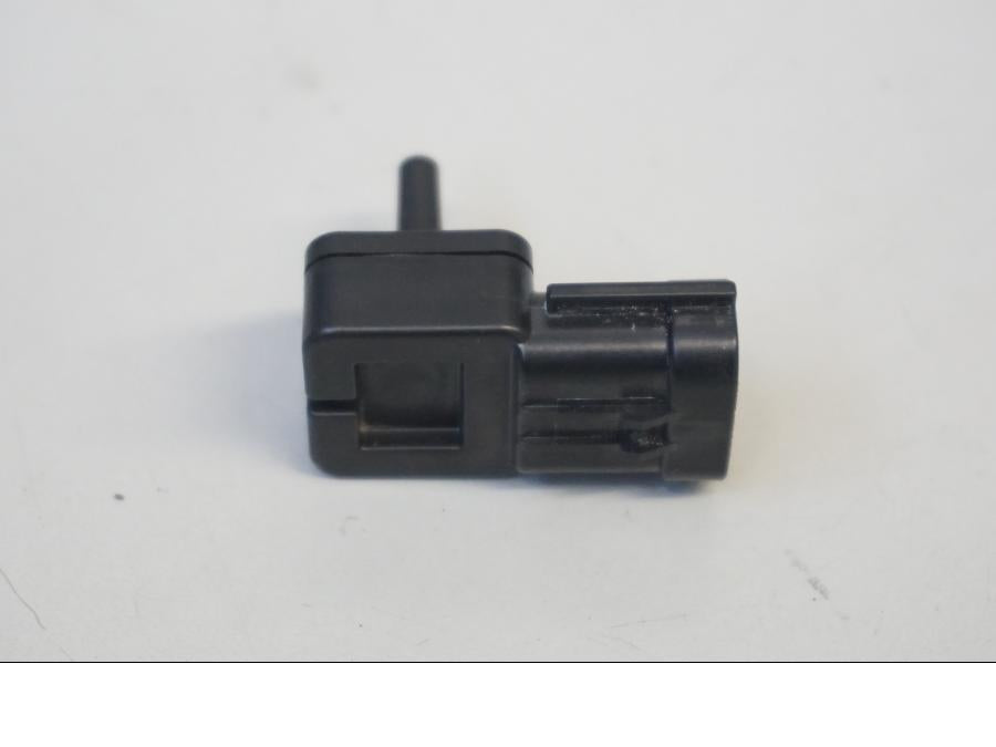 Baksidan på Mapsensor från en Suzuki GSX-R 1000 -2013 motorcykel.