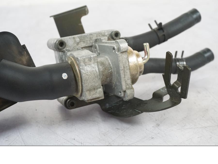 Höger sida på Second Air från en Yamaha XVS 1100 -2004 motorcykel.