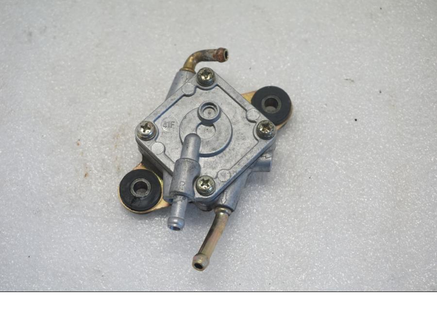 Framsidan på Bensinpump förgasare från en Suzuki VL 800 -2004 motorcykel.