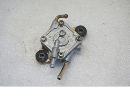 Framsidan på Bensinpump förgasare från en Suzuki VL 800 -2004 motorcykel.