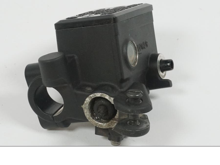 Framsidan på Bromshuvudcylinder från en Yamaha XJ 6 -2011 motorcykel.